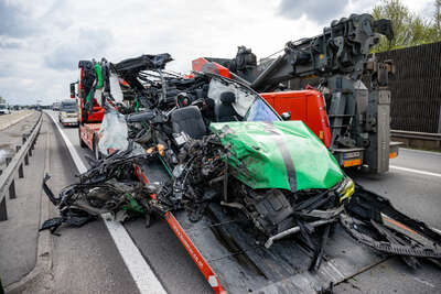 A25: Fahrzeug bei Unfall völlig zerstört - Lenker leicht verletzt FOKE-2023042609462990-047.jpg