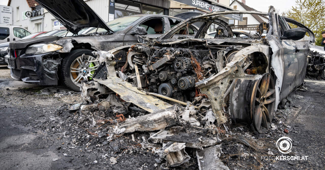 Titelbild: Feuer bei Autohändler: Feuerwehr verhindert größeren Schaden