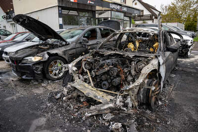 Feuer bei Autohändler: Feuerwehr verhindert größeren Schaden FOKE-2023042707223029-008.jpg