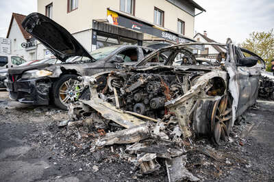 Feuer bei Autohändler: Feuerwehr verhindert größeren Schaden FOKE-2023042707263040-019.jpg