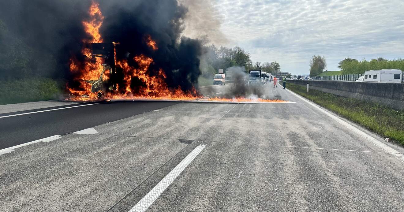 Titelbild: Brennendes Fahrzeug auf der A1 bei Haag