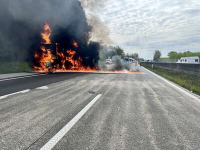 Brennendes Fahrzeug auf der A1 bei Haag fkstore-64662.jpg