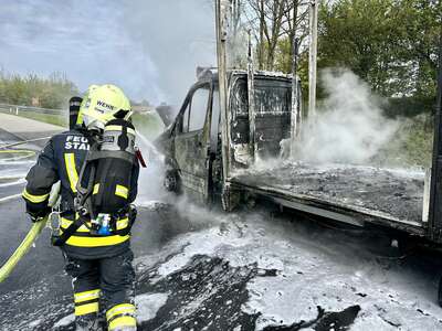 Brennendes Fahrzeug auf der A1 bei Haag fkstore-64663.jpg