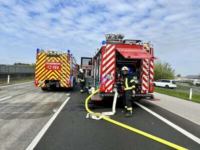 Brennendes Fahrzeug auf der A1 bei Haag fkstore-64666.jpg