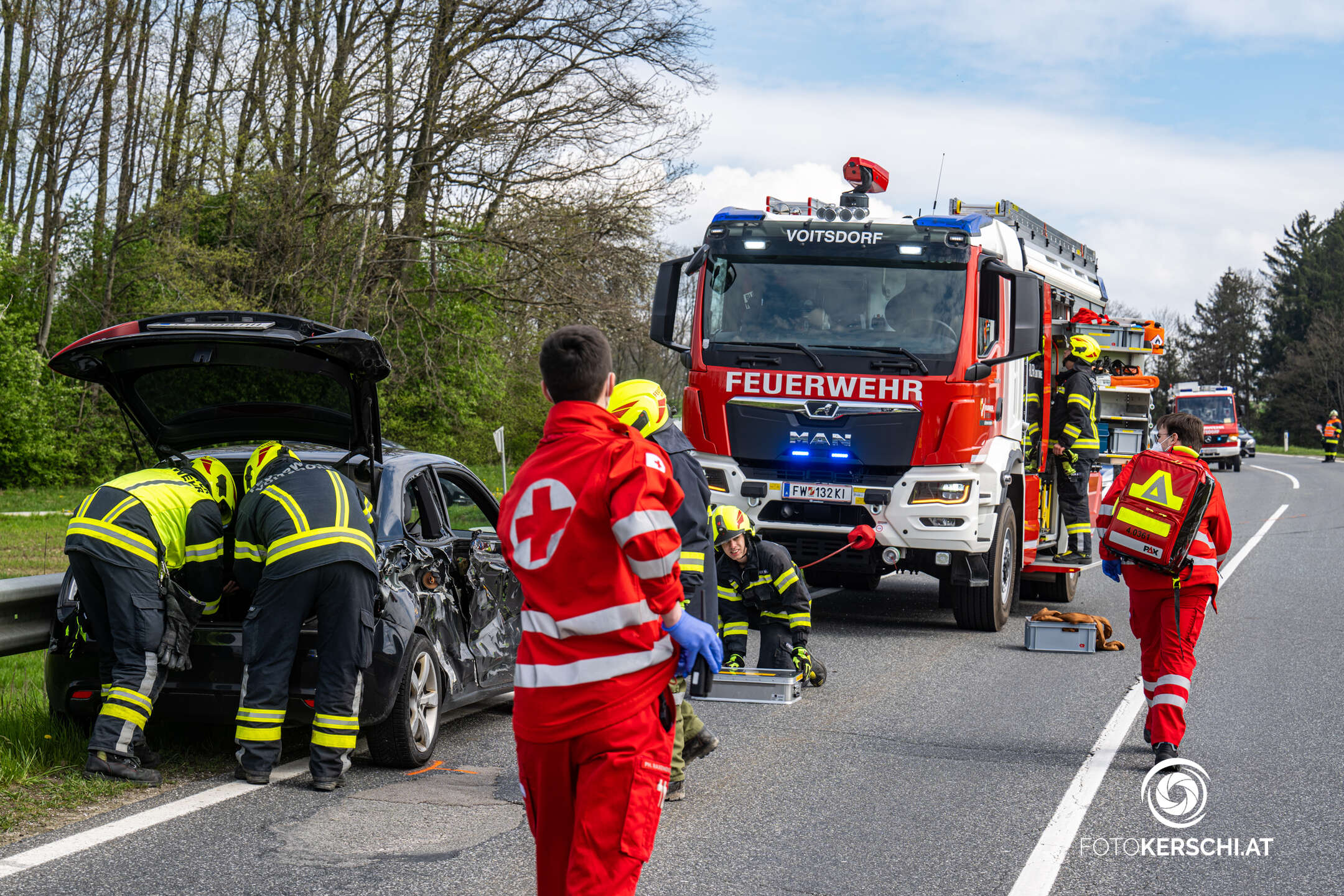 Feuerwehreinsatz nach Kollision zwischen Traktor und Auto in Ried im Traunkreis