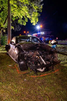 Schwerer Verkehrsunfall auf der B1: 19-jähriger Fahrer prallt frontal gegen Baum FOKE-2023050603165346-040-Verbessert-RR.jpg