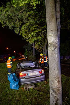 Schwerer Verkehrsunfall auf der B1: 19-jähriger Fahrer prallt frontal gegen Baum FOKE-2023050603235366-060-Verbessert-RR.jpg