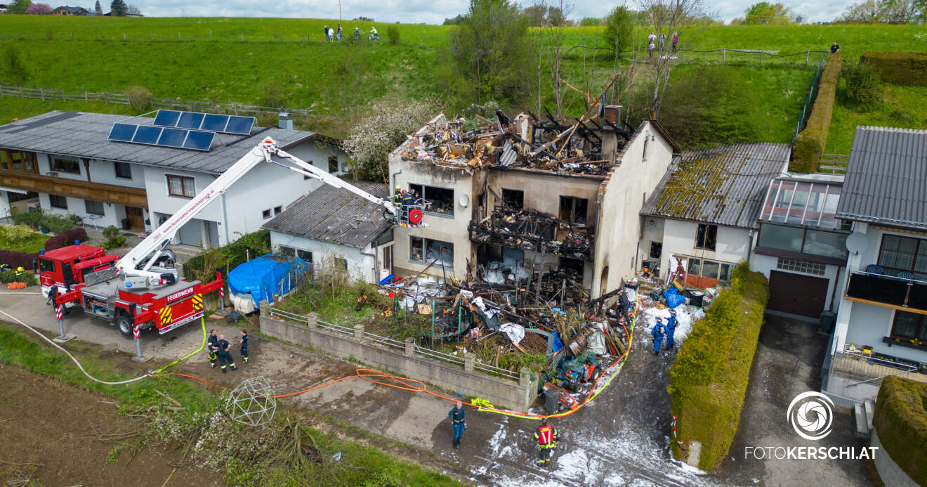 Titelbild: Wohnhausbrand in Seewalchen: Zwei Tote nach verheerendem Feuer in Rosenau