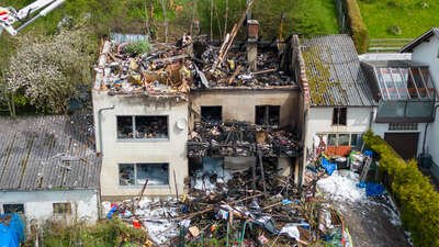 Wohnhausbrand in Seewalchen: Zwei Tote nach verheerendem Feuer in Rosenau FOKE-2023050610450011-012.jpg