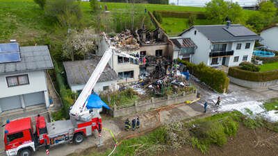 Wohnhausbrand in Seewalchen: Zwei Tote nach verheerendem Feuer in Rosenau FOKE-2023050610440007-010.jpg