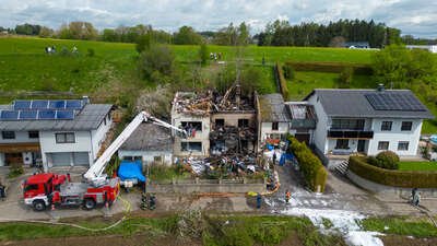 Wohnhausbrand in Seewalchen: Zwei Tote nach verheerendem Feuer in Rosenau FOKE-2023050610430003-007.jpg
