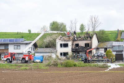 Wohnhausbrand in Seewalchen: Zwei Tote nach verheerendem Feuer in Rosenau FOKE-2023050610365414-029.jpg