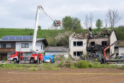 Wohnhausbrand in Seewalchen: Zwei Tote nach verheerendem Feuer in Rosenau FOKE-2023050610275403-018.jpg