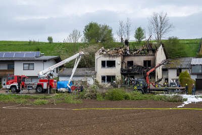 Wohnhausbrand in Seewalchen: Zwei Tote nach verheerendem Feuer in Rosenau FOKE-2023050610245401-016.jpg