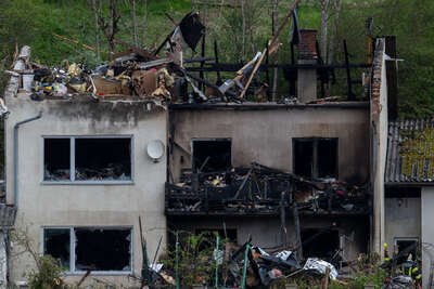 Wohnhausbrand in Seewalchen: Zwei Tote nach verheerendem Feuer in Rosenau FOKE-2023050610185398-013.jpg
