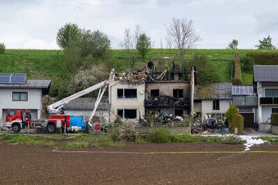 Wohnhausbrand in Seewalchen: Zwei Tote nach verheerendem Feuer in Rosenau FOKE-2023050610185394-009.jpg