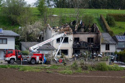 Wohnhausbrand in Seewalchen: Zwei Tote nach verheerendem Feuer in Rosenau FOKE-2023050610155388-003.jpg