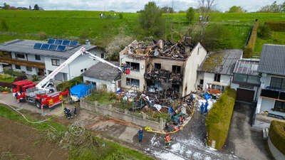 Wohnhausbrand in Seewalchen: Zwei Tote nach verheerendem Feuer in Rosenau FOKE-2023050610430005-009.jpg