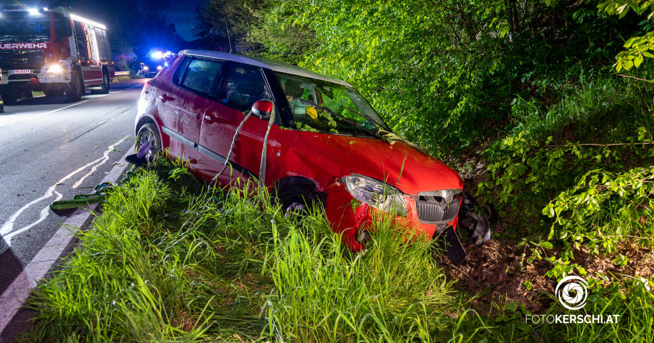 Titelbild: Verkehrsunfall in Tragwein – Fahrzeug in Böschung geschleudert