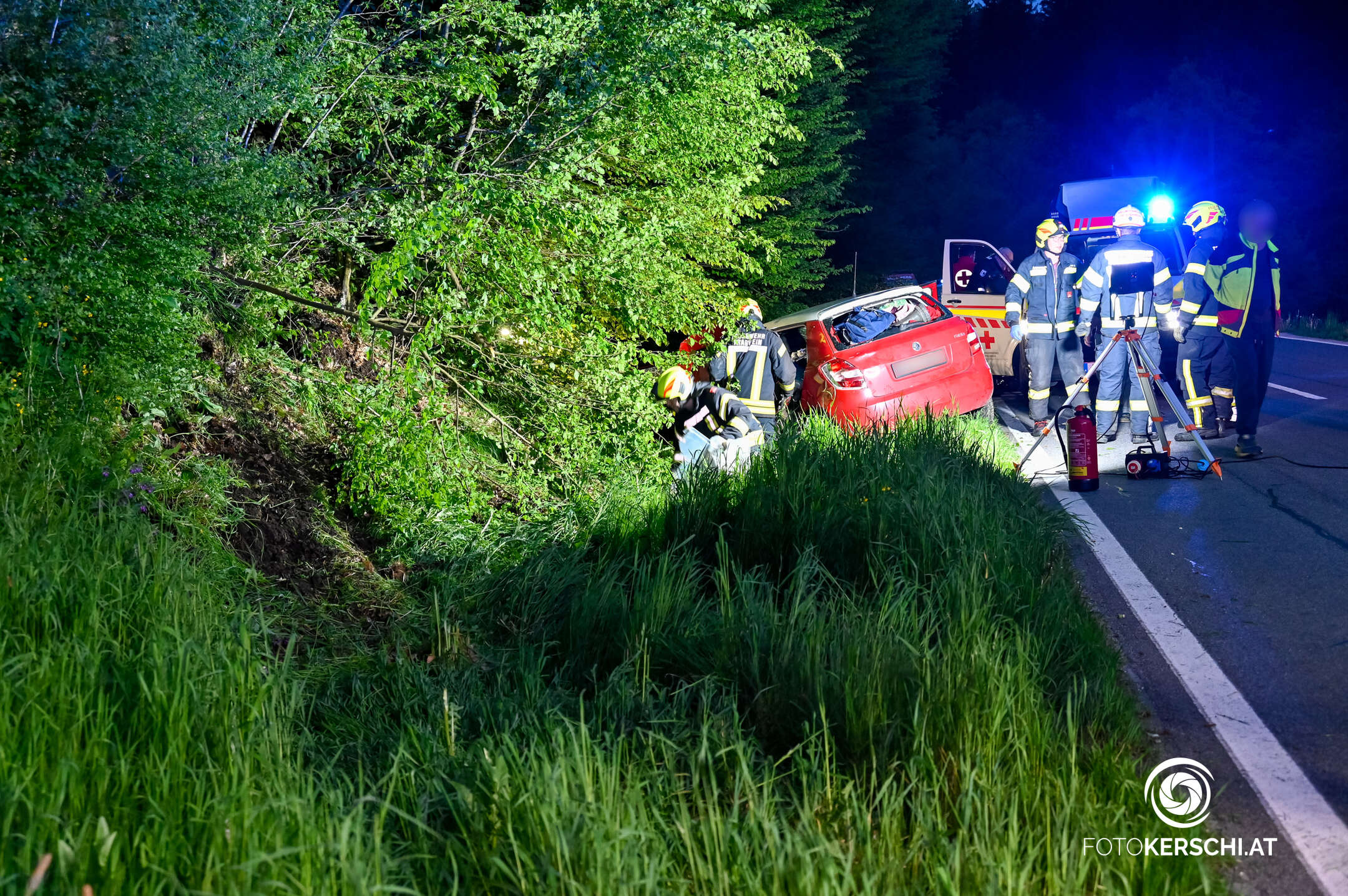 Verkehrsunfall in Tragwein – Fahrzeug in Böschung geschleudert