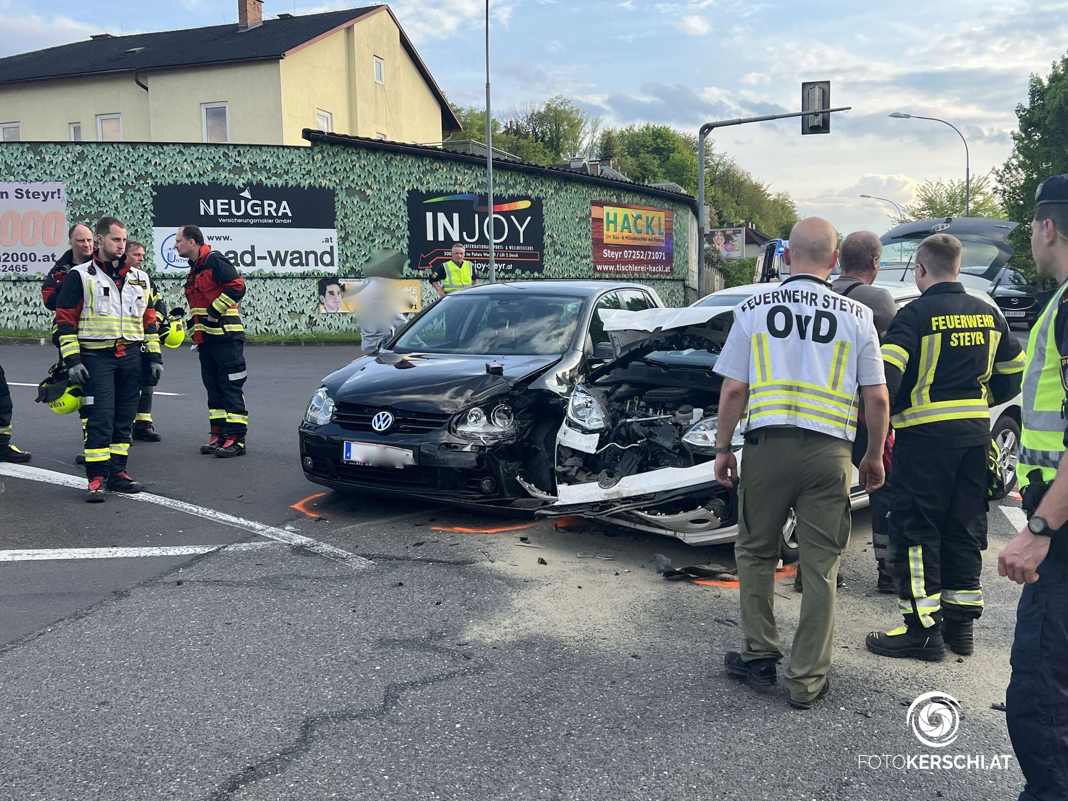 Verkehrsunfall in Steyr: Feuerwehr im Einsatz - zwei Personen verletzt