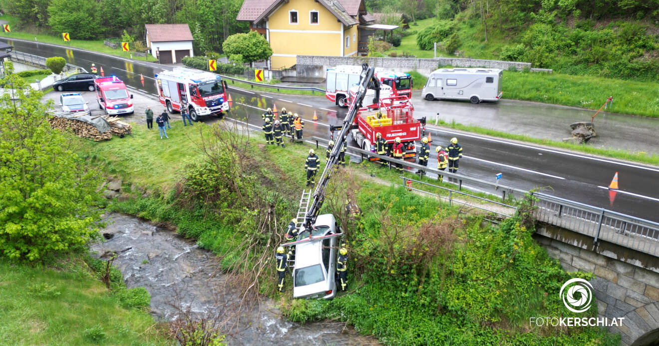 Feuerwehr Tragwein im Einsatz: Verkehrsunfall auf B124 - PKW im Bach gestürzt