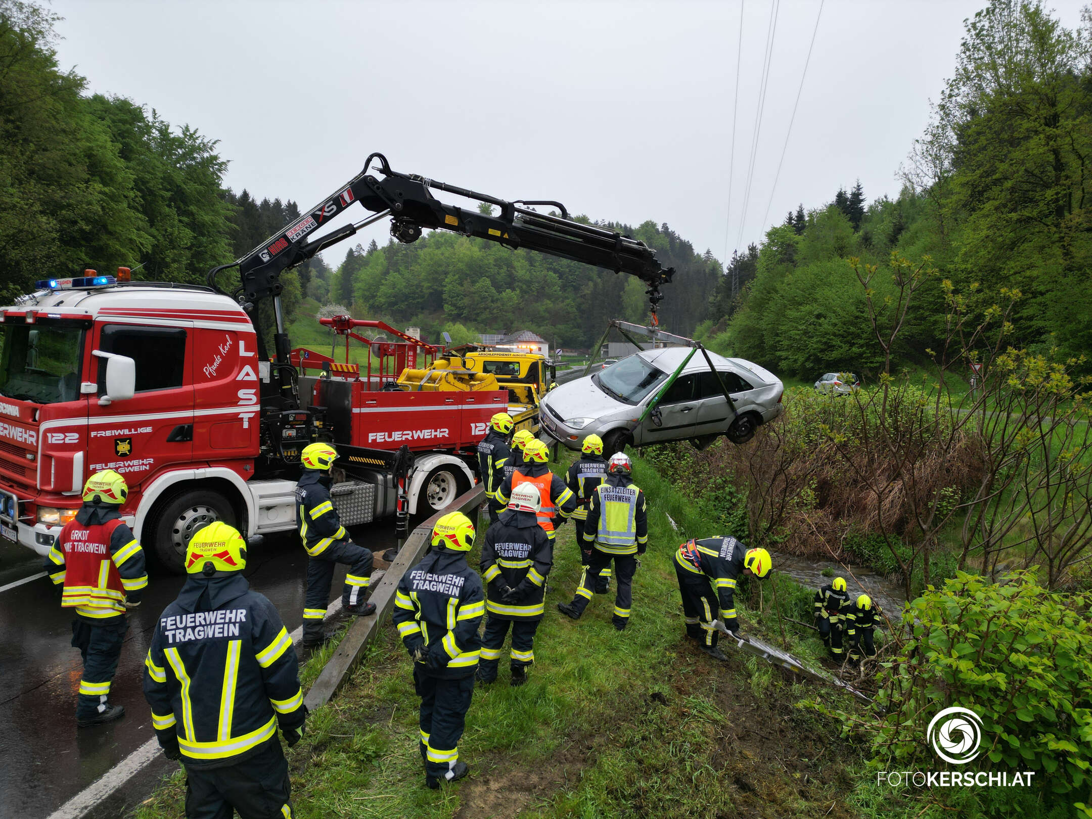Feuerwehr Tragwein im Einsatz: Verkehrsunfall auf B124 - PKW im Bach gestürzt