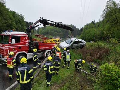 Feuerwehr Tragwein im Einsatz: Verkehrsunfall auf B124 - PKW im Bach gestürzt PANC-19700101020065763-001.jpg