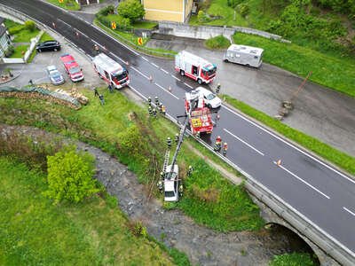 Feuerwehr Tragwein im Einsatz: Verkehrsunfall auf B124 - PKW im Bach gestürzt PANC-19700101020065776-003.jpg