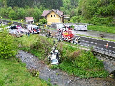 Feuerwehr Tragwein im Einsatz: Verkehrsunfall auf B124 - PKW im Bach gestürzt PANC-19700101020065778-005.jpg