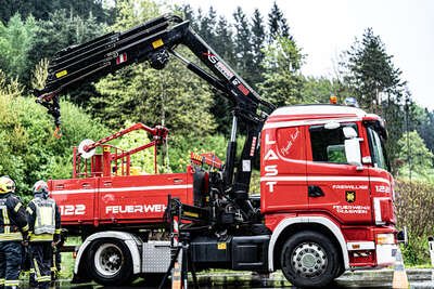Feuerwehr Tragwein im Einsatz: Verkehrsunfall auf B124 - PKW im Bach gestürzt PANC-20230511000065768-009.jpg