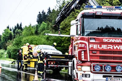 Feuerwehr Tragwein im Einsatz: Verkehrsunfall auf B124 - PKW im Bach gestürzt PANC-20230511000065774-014.jpg