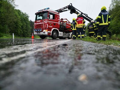 Feuerwehr Tragwein im Einsatz: Verkehrsunfall auf B124 - PKW im Bach gestürzt PANC-20230511183565758-016.jpg