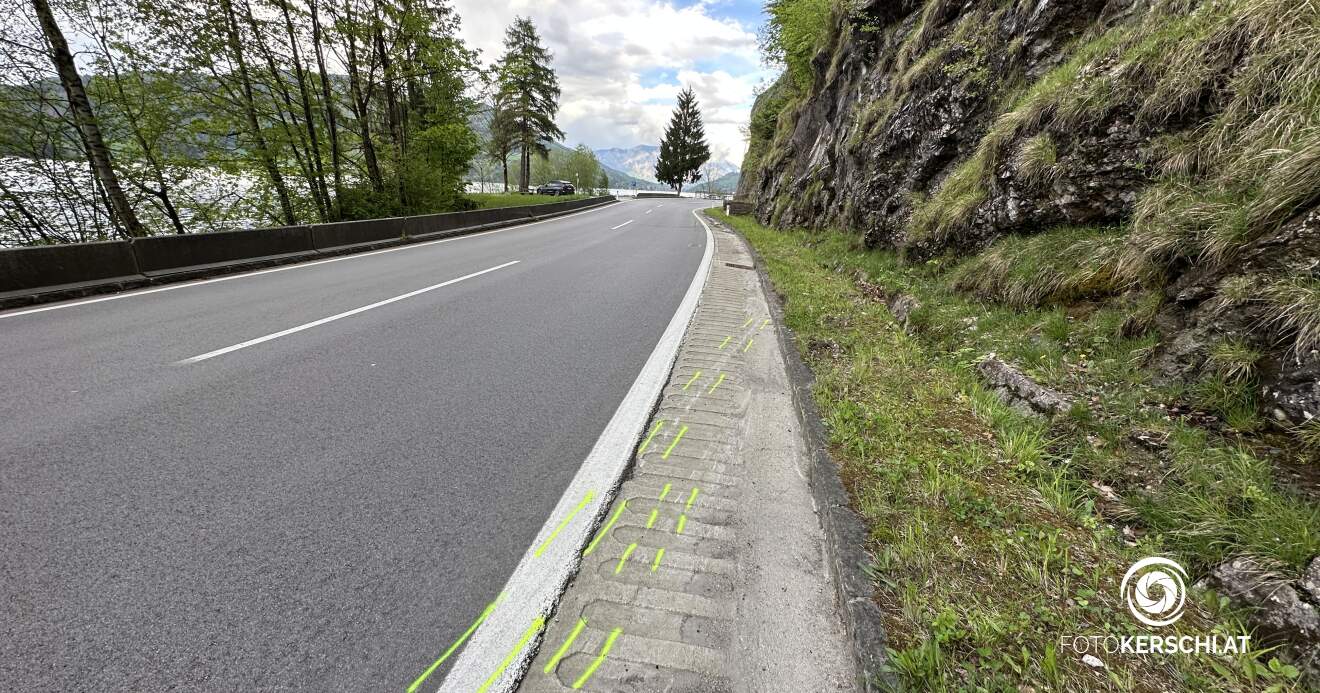 Titelbild: Motorradunfall im Bezirk Vöcklabruck: 53-Jähriger verliert Kontrolle und stirbt