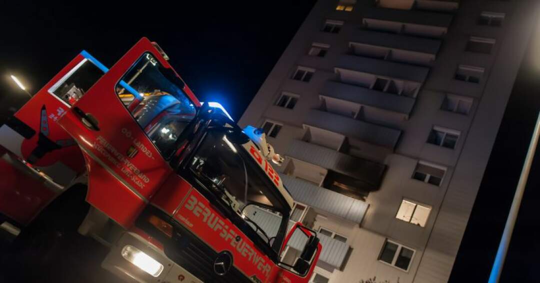 Titelbild: Feuerwehr findet tote Frau bei Brand in Hochhaus