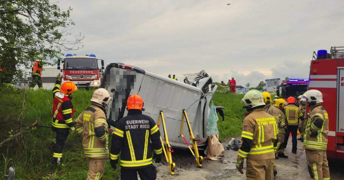 Schwerer Verkehrsunfall auf B141: Feuerwehren im Einsatz - eine Person verstorben
