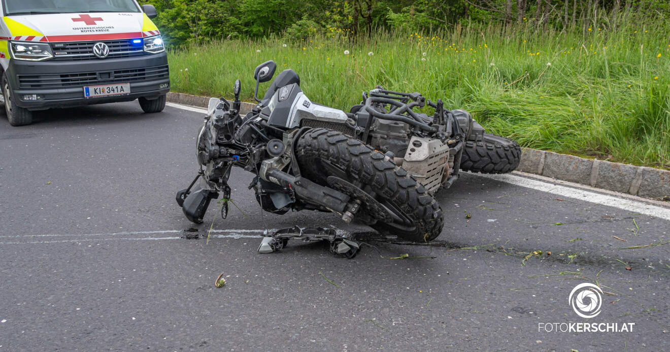 Titelbild: Motorradunfall in Leonstein fordert eine verletzte Person