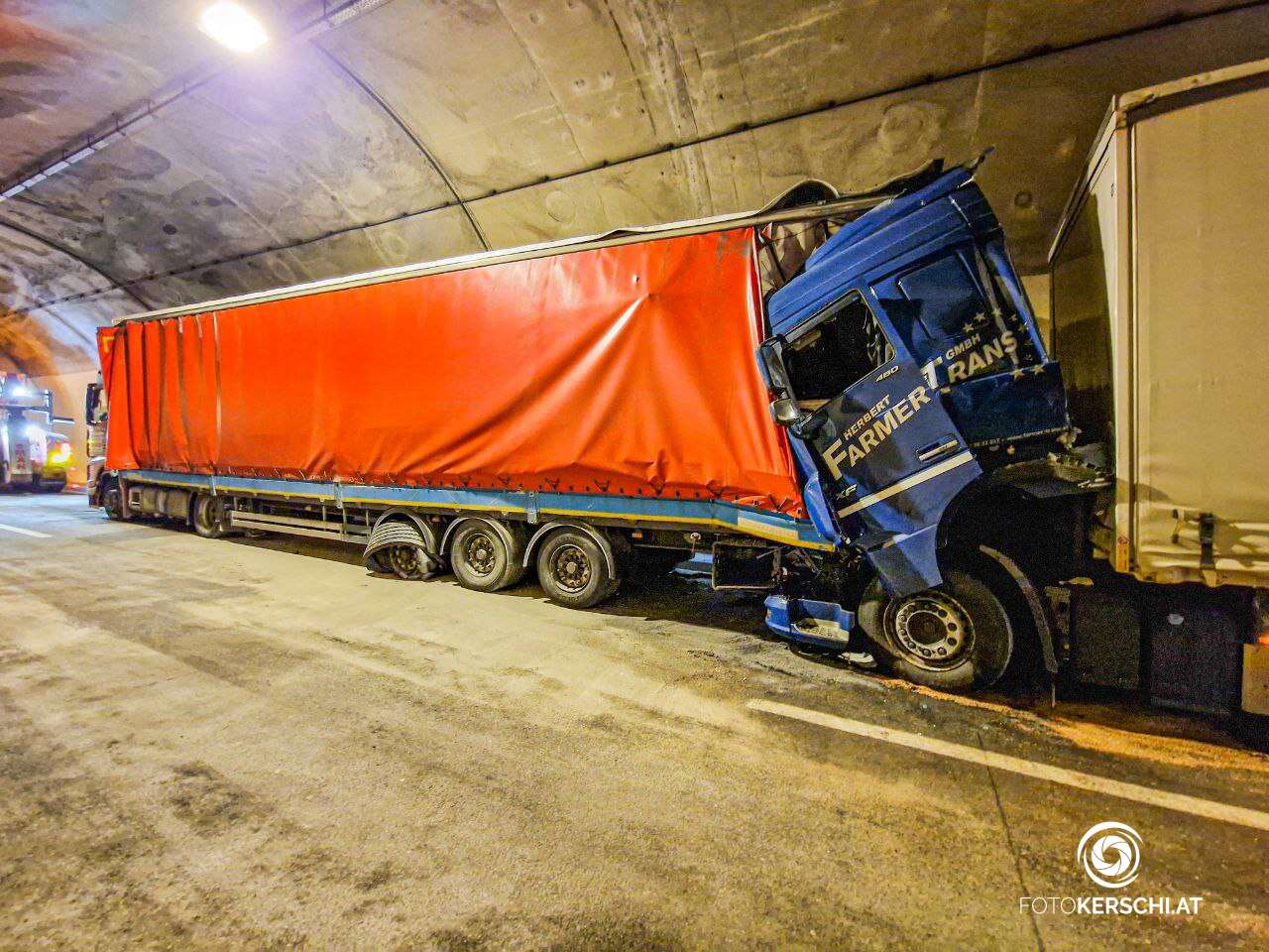 Auffahrunfall mit zwei LKW im Tunnel Spering auf der A9 sorgt für Totalsperre