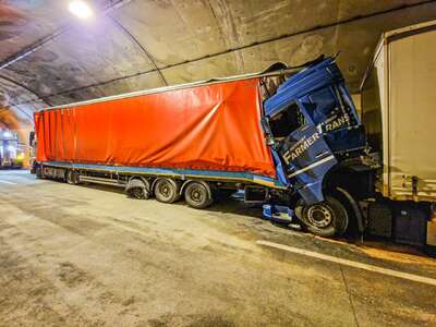 Auffahrunfall mit zwei LKW im Tunnel Spering auf der A9 sorgt für Totalsperre IMG-20230519-115846-634.jpg