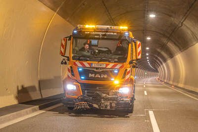 Auffahrunfall mit zwei LKW im Tunnel Spering auf der A9 sorgt für Totalsperre DSC-4089.jpg