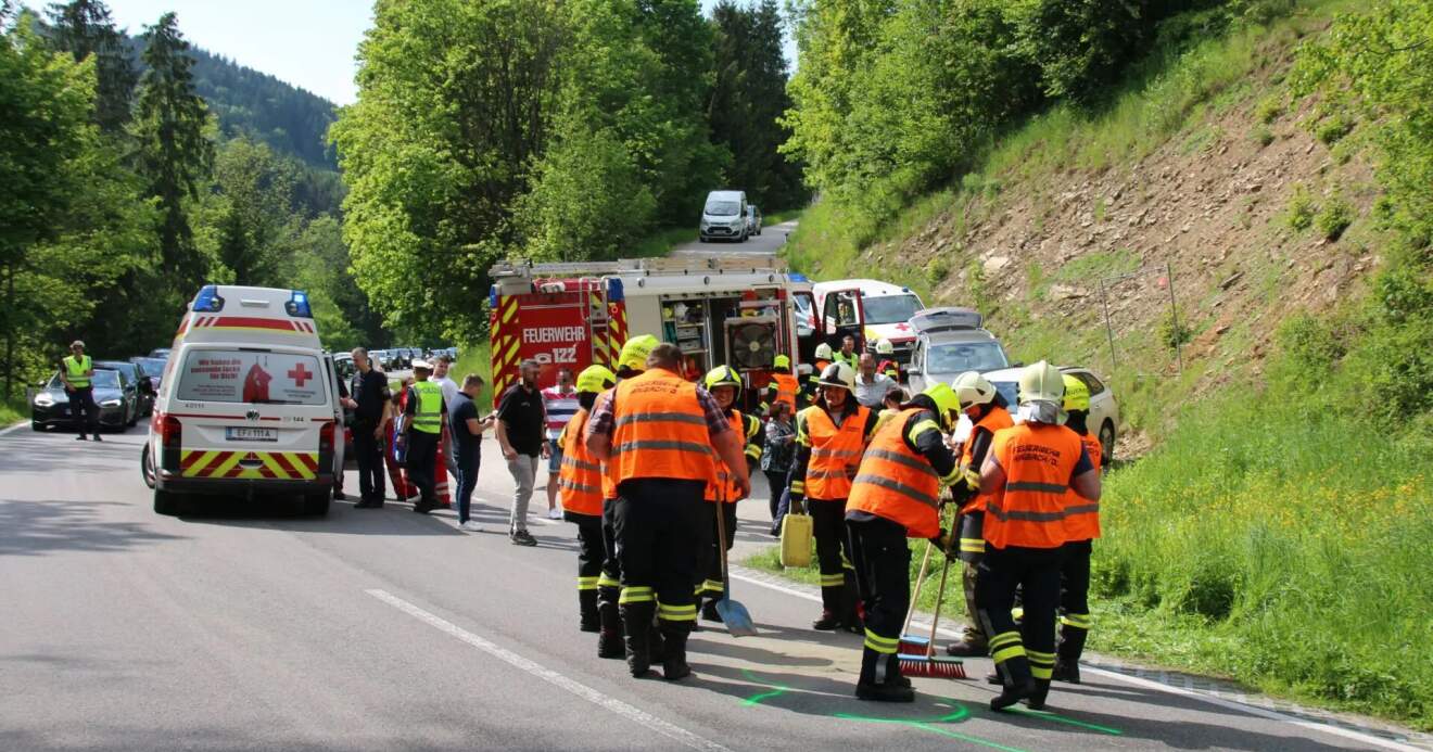 Feuerwehr Haibach ob der Donau im Einsatz bei Verkehrsunfall auf B130