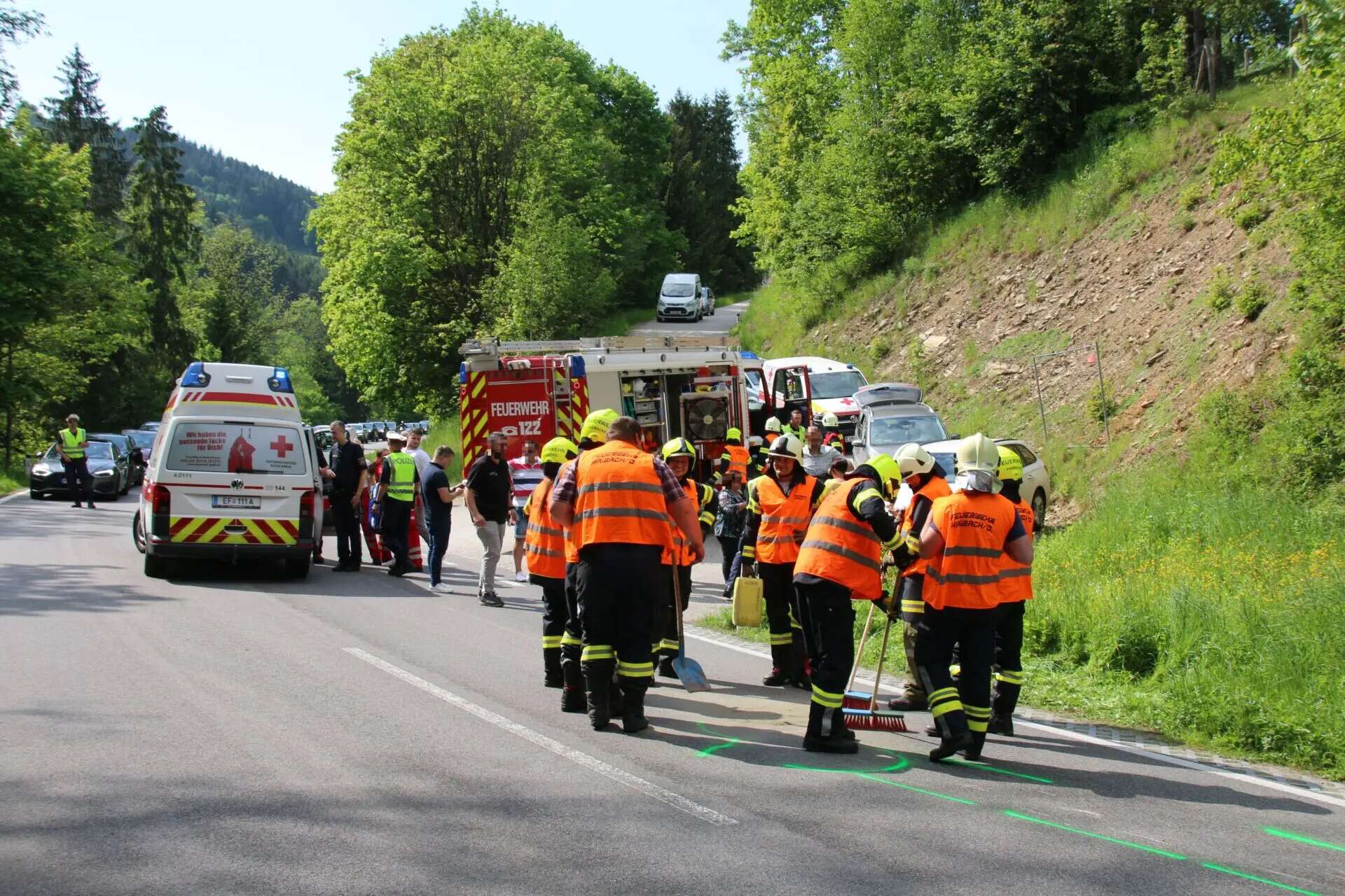 Feuerwehr Haibach ob der Donau im Einsatz bei Verkehrsunfall auf B130