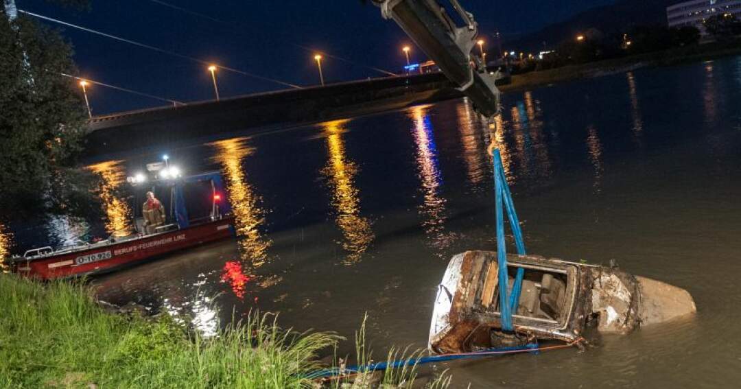 Titelbild: Auto und Moped aus Donau geborgen