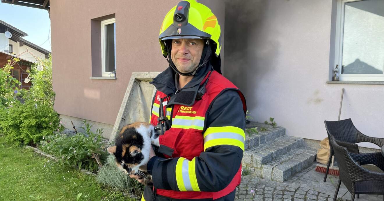 Brand in Wohnhaus - Frau von Dach gerettet