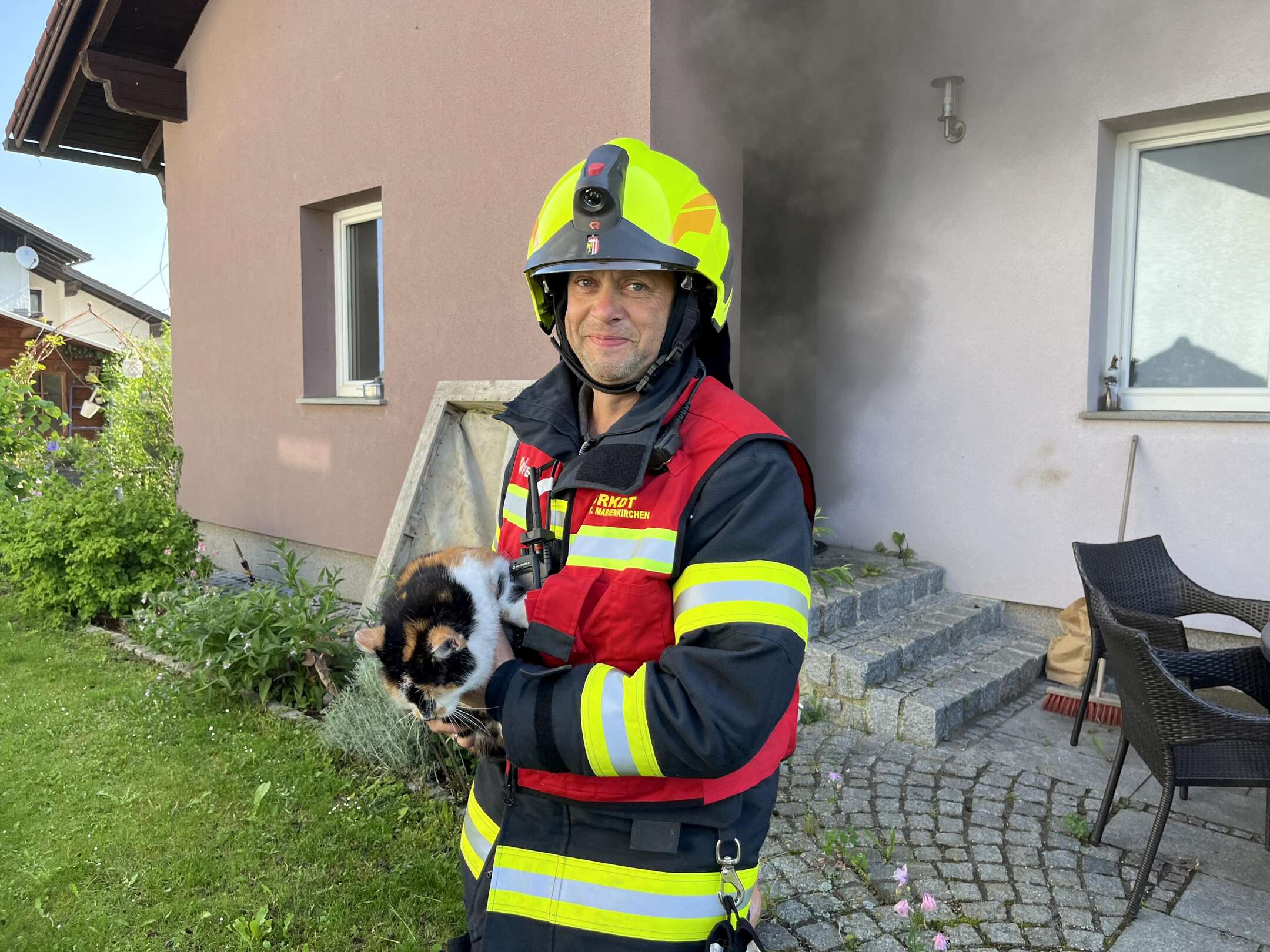 Brand in Wohnhaus - Frau von Dach gerettet