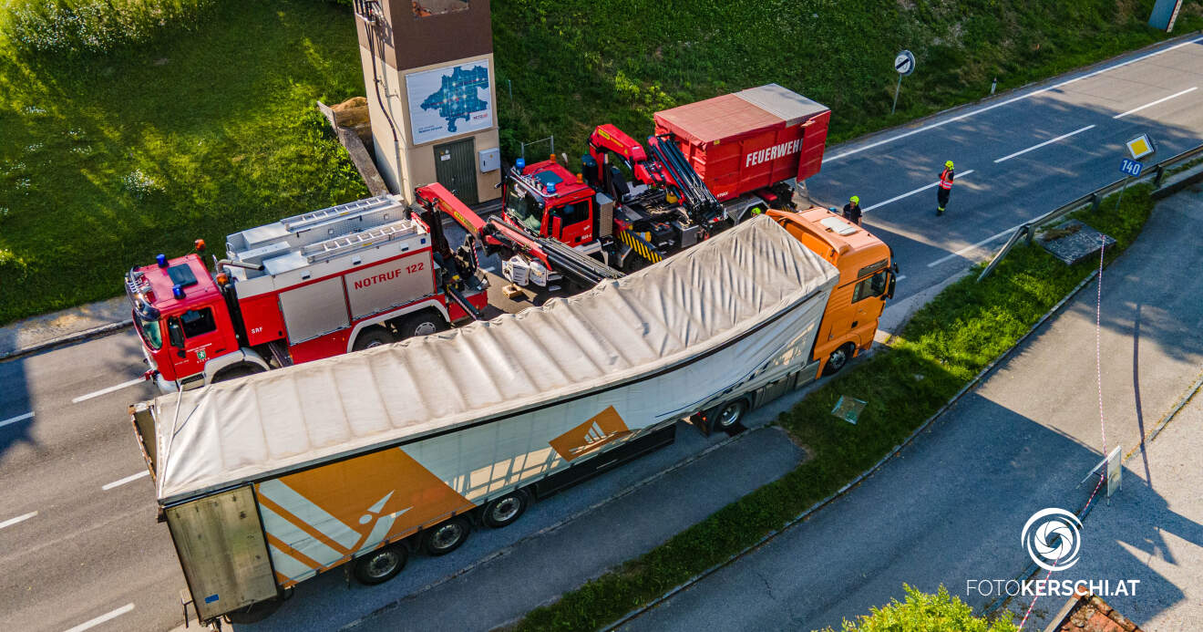 Fracht eines LKW kippt in St.Nikola um: Zwei Feuerwehren im Einsatz