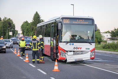 Auffahrunfall mit Linienbus auf der B129 Höhe Mühlbachkreuzung in Wilhering BAYER-AB2-2818.jpg