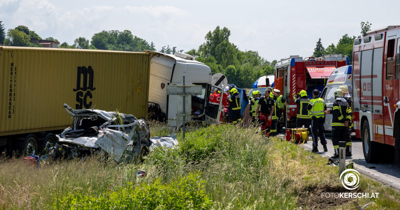 Tödlicher Verkehrsunfall zwischen LKW und Kleintransporter