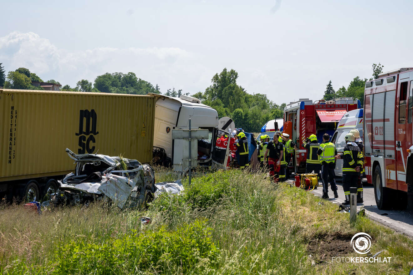 Tödlicher Verkehrsunfall zwischen LKW und Kleintransporter