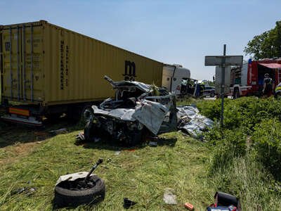 Tödlicher Verkehrsunfall zwischen LKW und Kleintransporter FOKE-2023053113566517-013.jpg